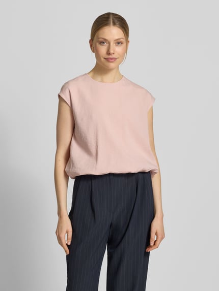 Vrouwenmodel draagt Bluse mit Rundhalsausschnitt und Kappärmeln van Jake*s Collection in lichtroze, rechte pasvorm, blouse van licht materiaal, capmouwen, ronde hals, ruglengte 50 cm maat 38, bovenlichaam close-up, frontaal.