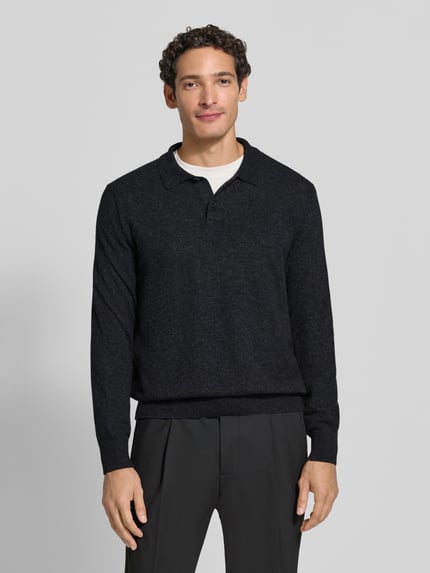 Męski model nosi Regular Fit Pullover aus Baumwoll-Schurwoll-Mix von Marc O'Polo, ciemnoszary, gładka faktura, Ganzkörperansicht von vorne. Sweter męski marki Marc O'Polo.