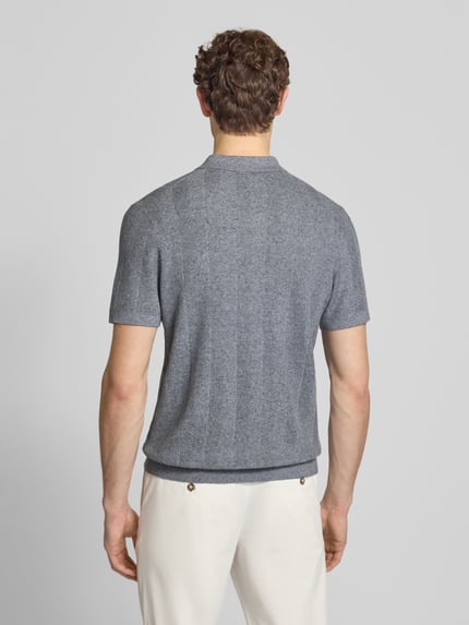 Männermodel trägt Slim Fit Poloshirt mit knoopsluiting van Profuomo, mix van katoen en linnen, structuurpatroon, ruglengte maat M 70 cm, ganzlichaamsaanzicht achteraan