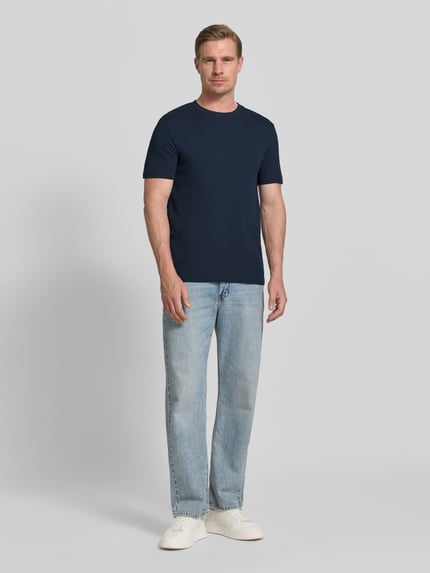 Männermodel trägt Regular Fit T-Shirt aus Baumwoll-Mix von Tom Tailor Denim in Optik: Unifarben, Rundhals, Kurzarm, Piqué; Ganzkörperansicht von vorne.