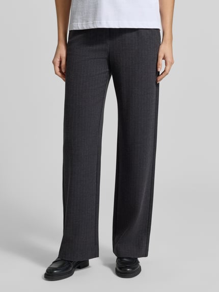 Frauenmodel trägt Straight Fit Hose mit Tunnelzugbund von OPUS, dunkelgraue Webware mit Zugband und Gummizug, Nahaufnahme Oberkörper.
