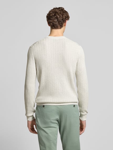 Männermodel trägt Strickpullover mit gerippten Abschlüssen von Christian Berg Men, bawełna, regular fit, kremowy, Ganzkörperansicht Rückansicht.