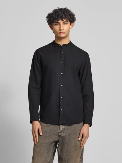 Mannermodel draagt Regular Fit vrijetijdsoverhemd uit mix van katoen en linnen van Jack & Jones, model 'SUMMER LINEN BLEND', zwart, knoopsluiting, opstaande kraag, context: heren vrijetijdsoverhemd, ruglengte maat M 75 cm, schouderbreedte 46 cm, mouwlengte 65 cm, vooraanzicht bovenlichaam.