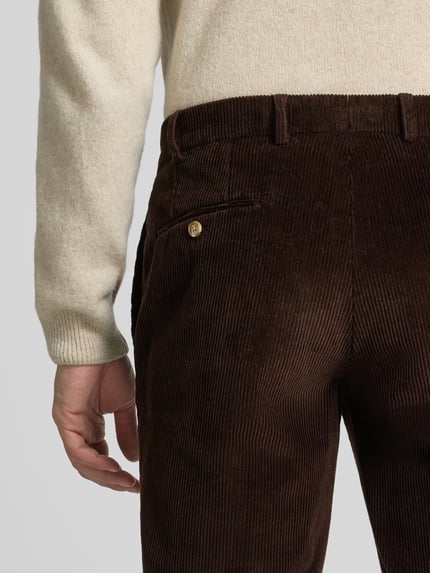 Mężczyzna nosi brązowe spodnie sztruksowe z kieszeniami tylne, Cordhose mit Gesäßtaschen Modell 'PARMA' od Hiltl, detal tylnej części, czysta bawełna.