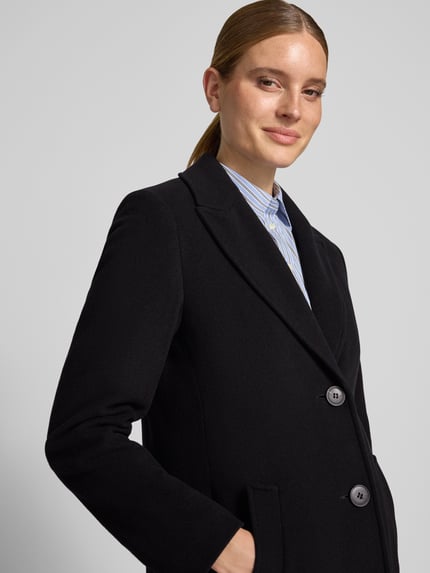Frauenmodel trägt Regular Fit Mantel aus Woll-Mix mit Kaschmir-Anteil von FUCHS SCHMITT in Schwarz mit Reverskragen und Knopfverschluss, strukturierte Oberfläche, Eingrifftaschen, Nahaufnahme Oberkörper. Rückenlänge, Schulterbreite, Brustweite und Ärmellänge bei Größe 36: 123 cm, 44 cm, 54 cm, 61 cm.