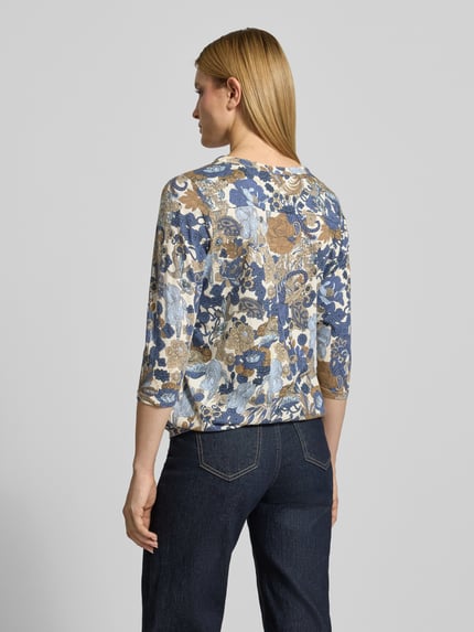 Vrouwenmodel draagt Regular Fit blouse uit viscosemix model 'Felicity' van Soyaconcept met all-over bloemenprint, halflange mouwen, tuniekhals, dames blouse, ruglengte bij maat S 63 cm. Ganzkörperansicht Rückansicht.