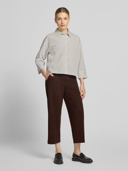 Vrouwenmodel draagt Regular Fit Culotte met viscose van s.Oliver RED LABEL, donkerbruin, rechte pijpen, gladde stof, full body vooraanzicht