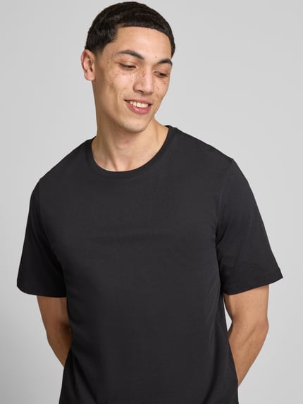 Männermodel trägt T-Shirt mit Rundhalsausschnitt im 3er-Pack von Jack & Jones, Reine Baumwolle, Regular-Fit, Nahaufnahme Oberkörper.