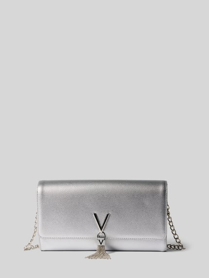 Produktfoto, silberne Clutch / Abendtasche mit Logo-Detail Modell 'DIVINA' von Valentino Bags, glatte strukturierte Oberfläche, Damen Clutch