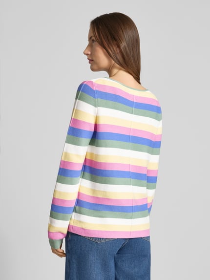 Frauenmodel trägt Strickpullover aus reiner Baumwolle von Christian Berg Woman mit bunten Streifen, lockerer Passform, Rückenansicht, Ganzkörperansicht Rückansicht.