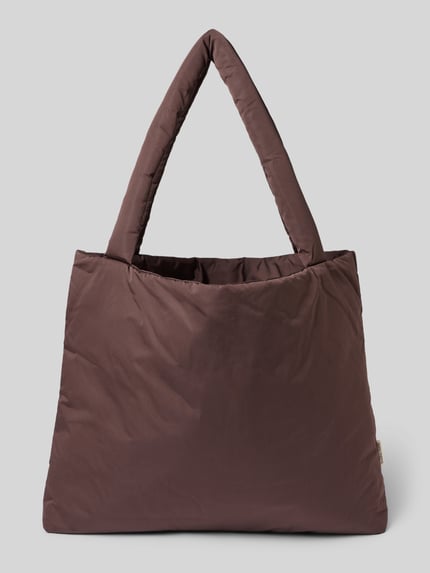 Produktfoto, Tote Bag mit Logo-Patch Modell 'Puffy' von STUDIO NOOS in Braun mit offenem Hauptfach und Schulterriemen, glatte Textur, Maße: Breite 50 cm, Länge 42 cm, Tiefe 8 cm, Länge Schulterriemen 71 cm
