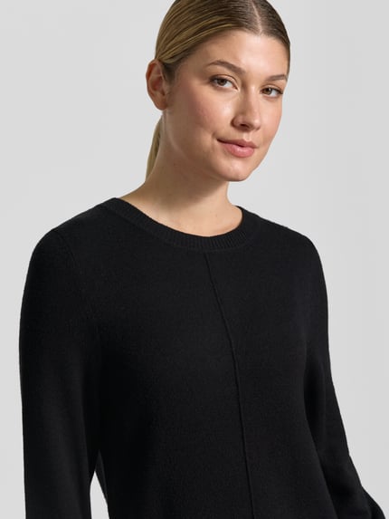 Frauenmodel trägt Knielanges Strickkleid mit Rundhalsausschnitt von Christian Berg Woman, schwarze Farbe, Viskose-Mix, Nahaufnahme Oberkörper.