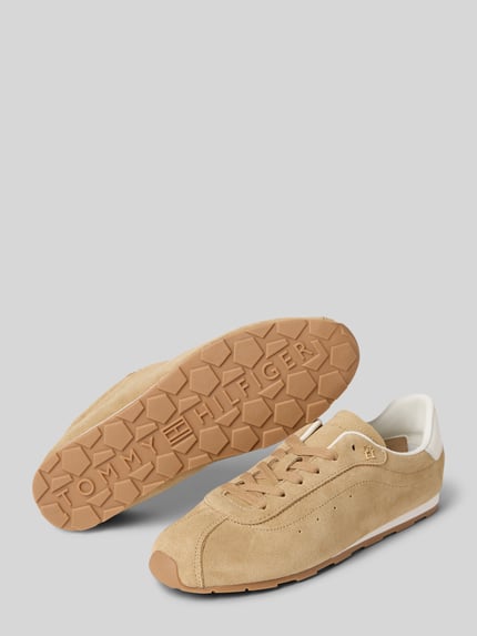 Productfoto, Low Top Sneaker uit puur rundleer van Tommy Hilfiger, beige, unicolor, afgeronde neus, platte zool, gestructureerde suède textuur, vetersluiting, logo-detail, damesmodel
