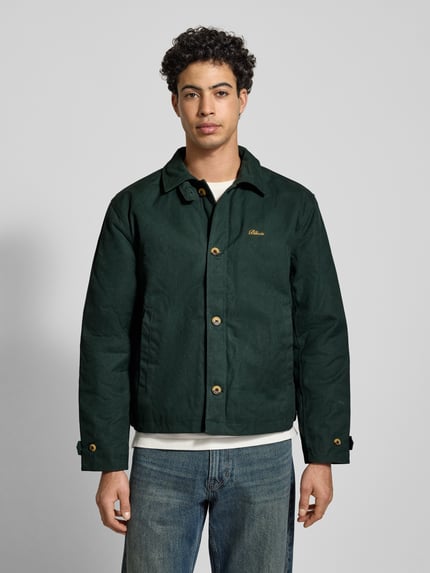 Męski model nosi Jacke mit Label-Stitching und Eingrifftaschen od BLKVIS, zielony kolor, bawełna, regular fit, widok całej sylwetki z przodu.