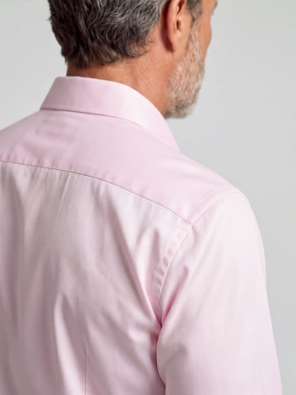 Männermodel trägt Body Fit Businesshemd aus reiner Baumwolle von OLYMP Level 5 in Hellrosa, glatte Textur, Ganzkörperansicht Rückansicht.