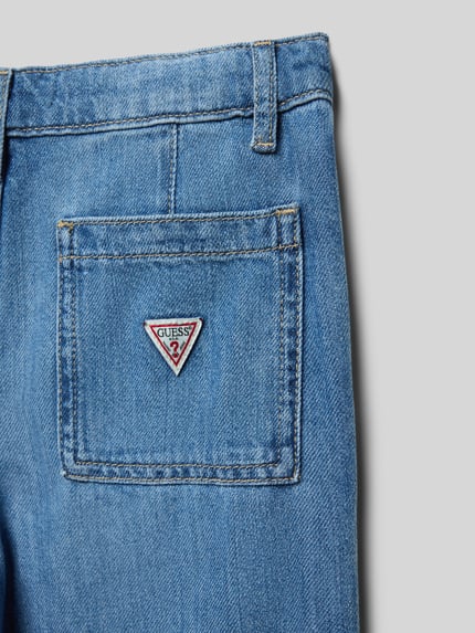 Produktfoto, blaue Jeans mit Eingrifftaschen von Guess aus Baumwoll-Lyocell-Mix, gerader Schnitt, sichtbares Label-Detail, strukturierte Denim-Oberfläche