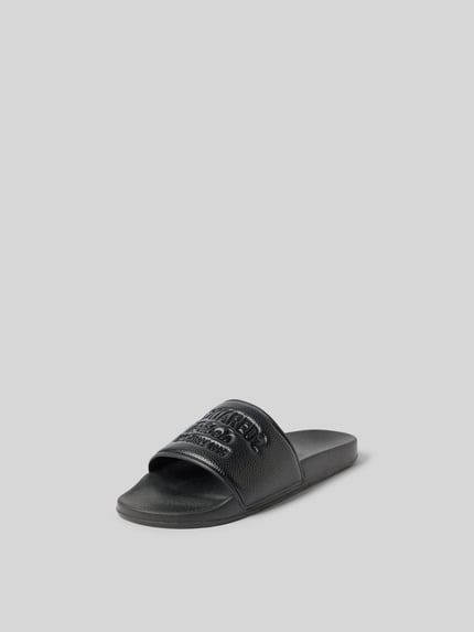 Produktfoto, Slides mit Label-Prägung von Dsquared2 für Herren, abgerundete Form, offene Ferse, Strukturmuster, glatte Sohle, Schwarz