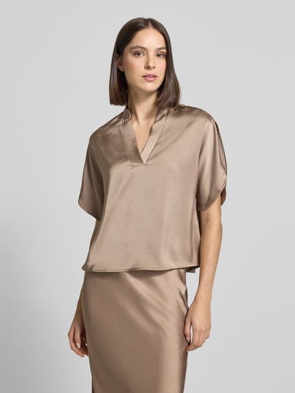 Frauenmodel trägt Blusenshirt aus Satin mit V-Ausschnitt Modell 'Anelle' von Neo Noir in Beige, glatte Textur, Regular Fit, Nahaufnahme Oberkörper.