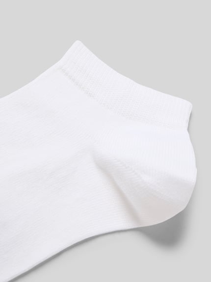 Produktfoto, Sneakersocken mit Label-Detail von Falke aus weißem Baumwoll-Mix mit Stretch-Anteil, gerippte Bündchen, glatte Textur