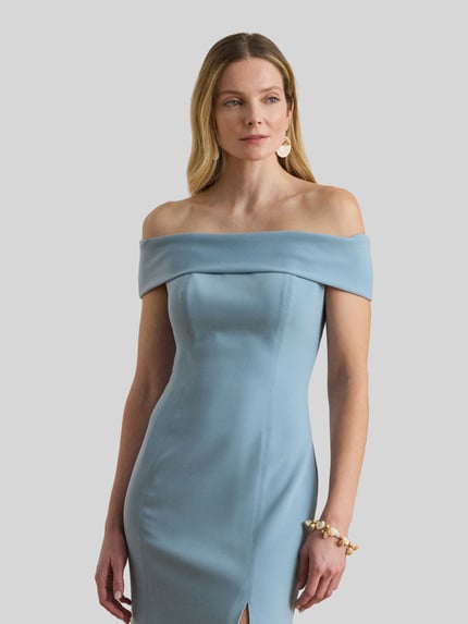 Frauenmodel trägt eng anliegendes Cocktailkleid mit Carmen-Ausschnitt Modell 'WOVEN-BODYCON-DRESSES' von Lauren Ralph Lauren in Unifarbe, knielang, Spaghettiträger, glatte Textur, Nahaufnahme Oberkörper.