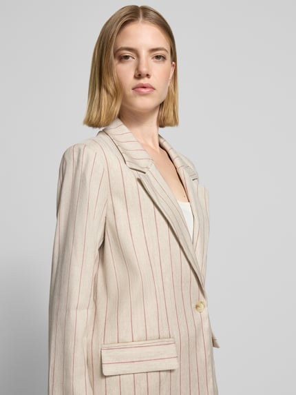 Vrouwenmodel draagt Blazer uit linnenmix met klepzakken model 'Nancy Miriam' van MOS MOSH, met viscose, straight fit, reverskraag, knoopsluiting, beige met rode strepen, klepzakken, detailopname bovenlichaam.