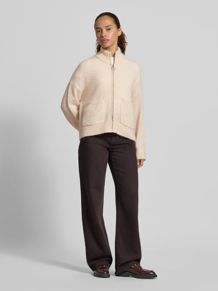 Frauenmodel trägt helle Regular Fit Strickjacke aus Woll-Mix Modell 'SIA' von Selected Femme, Damen Strickjacke, Ganzkörperansicht von vorne.