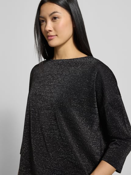 Vrouwenmodel draagt schimmerndes T-Shirt mit 3/4-Arm van Milano Italy, zwart met glinsterende textuur, regular fit, ronde hals, bovenlichaam close-up.