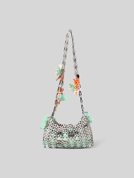 Produktfoto, Shoulder Bag in Ketten-Optik von Rabanne mit floralen Applikationen, Logo-Prägung, Abnehmbare Schulterriemen, silber und mint, strukturiertes Hauptfach, Maße 17 cm Breite, 10 cm Länge, 3 cm Tiefe.