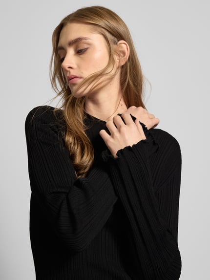 Gina Tricot Sweter z dzianiny z mieszanki wiskozy z falistym wykończeniem Czarny 3