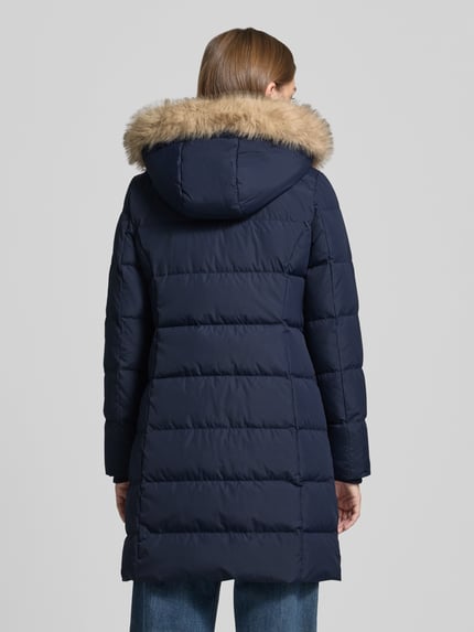 Frauenmodel trägt Steppmantel mit Kapuze von LAUREN RALPH LAUREN in Dunkelblau mit Webware und Steppnähten, Longline, ganzkörperansicht Rückansicht.