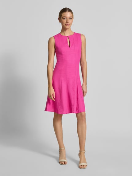 Vrouwenmodel draagt knielanges Kleid aus Leinen-Mix mit Schlüsselloch-Ausschnitt van GUIDO MARIA KRETSCHMER WOMAN in roze, recht fit, knielang, zijsplit met ritssluiting, keyhole hals, Ganzlichaam vooraanzicht.