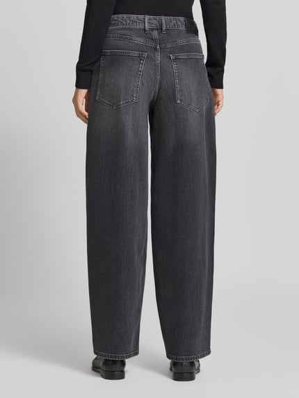Frauenmodel trägt Relaxed Fit Jeans aus Baumwoll-Mix Modell 'MAJ' von Marc O'Polo, dunkles Grau, sichtbare Nähte, Ganzkörperansicht Rückansicht, Damen Barrel Jeans von Marc O'Polo.