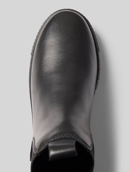 Produktfoto, glattes schwarzes Leder mit matter Oberfläche, runde Schuhform, dezente Nahtdetails, Chelseas aus echtem Rindsleder von Tamaris, Damen Chelseas