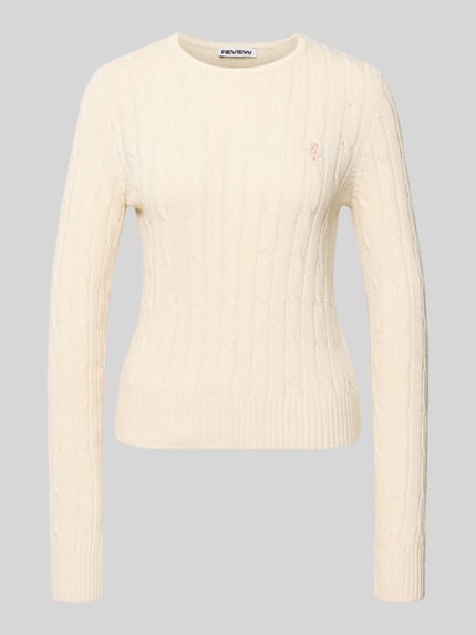 Produktfoto, Strickpullover mit Zopfmuster und Label-Stitching von REVIEW in Creme, aus Baumwoll-Mix, Regular-Fit, Rundhalsausschnitt.