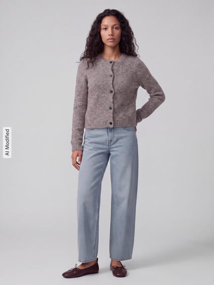 Modelka nosi kardigan rozpinany Regular Fit Strickjacke mit Woll-Anteil model 'NOVAH' od VERO MODA, szary, miękka tekstura, Ganzkörperansicht von vorne, KI-modifiziertes Bild.