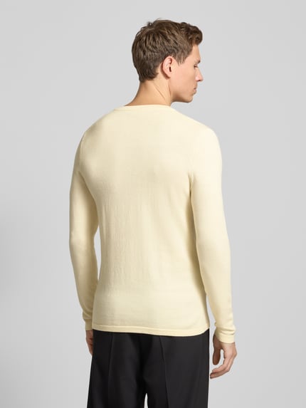 Männermodel trägt Strickpullover mit gerippten Abschlüssen Modell 'Irmino' von Drykorn in Creme, reine Baumwolle, Regular Fit, Rückenansicht