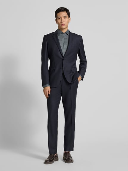 Männermodel draagt Slim Fit zakelijk overhemd uit puur katoen met Kentkraag van OLYMP Level Five, donkerblauw, knoopsluiting, Ganzkörperansicht von vorne. Ruglengte maat 40: 80 cm, schouderbreedte: 44 cm, mouwlengte: 68 cm.