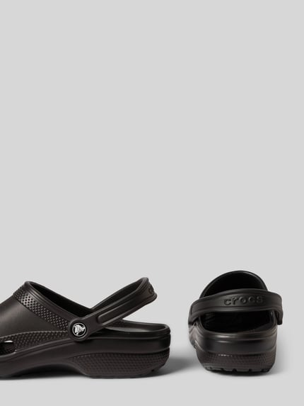 Produktfoto, Clogs mit Label-Detail von Crocs in Schwarz, Abgerundete-Spitze, Schlupfform, verstellbarer Riemen, Absatzhöhe 5 cm, Größe 43/44