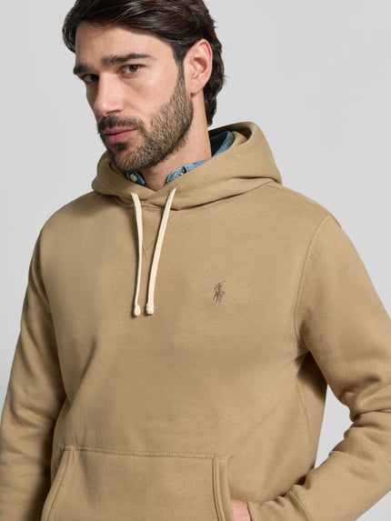 Männermodel trägt Regular Fit Hoodie aus Baumwoll-Mix von Polo Ralph Lauren, Optik: Unifarben, Logo-Detail, Sweat, Nahaufnahme Oberkörper.