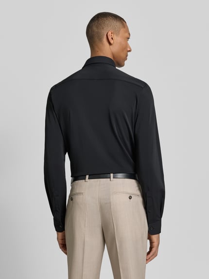 Männermodel trägt Slim Fit Freizeithemd mit Kentkragen Modell 'P-ROAN' von BOSS, Optik: Unifarben, feine Stretch-Textur, Ganzkörperansicht Rückansicht.