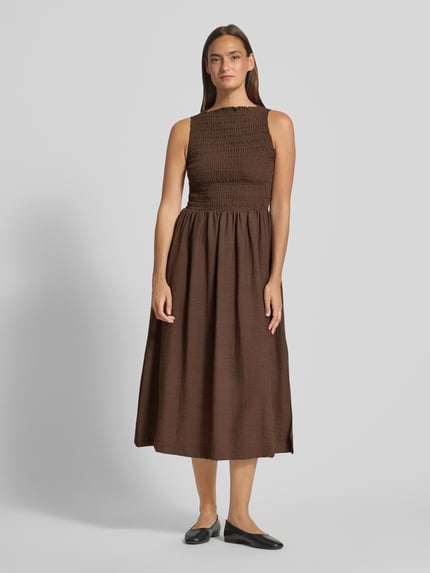 Vrouwenmodel draagt Midikleid met Smok-Details van Jake*s Casual in bruin, materiaalmix met stretch, A-lijn, ronde hals, Ganzkörperansicht van voren.