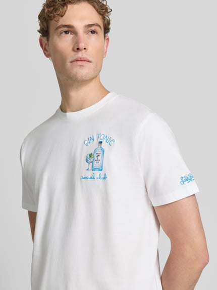 Männermodel trägt Herren T-Shirt mit Stitchings Modell 'PORTOFINO' von MC2 Saint Barth aus reiner Baumwolle, Regular-Fit, Nahaufnahme Oberkörper.