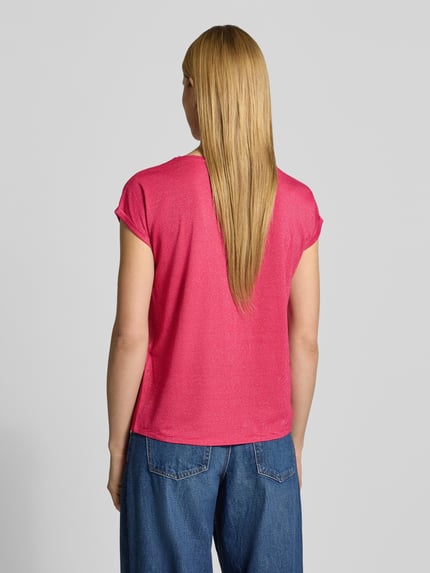 Männermodel trägt Relaxed Fit T-Shirt aus Viskose-Mix Modell 'LAVA' von Vero Moda, róż we wzór pasków, efektowna przędza, krótki rękaw, widok całej sylwetki z tyłu.