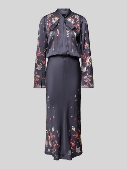 Produktfoto, Maxikleid mit Schleifen-Detail von Marc Cain in Dunkelblau mit roten, beigen und weißen Mustern aus reiner Viskose, taillierter Schnitt, kurze verdeckte Knopfleiste, ausgestellte Rockpartie, Rückenlänge bei Größe 36: 143 cm, Brustweite: 50 cm, Ärmellänge: 64 cm