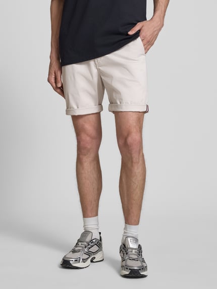 Männermodel trägt Regular Fit Shorts mit Münztasche van Superdry, beige, katoenmix, knoop- en ritssluiting, zij- en achterzakken, voorkant, volledige lichaamsopname
