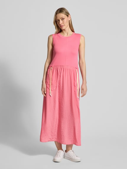Frauenmodel trägt Maxikleid mit Kordelzug an der Taille von Marc Cain in Rosa, Baumwoll-Mix mit Stretch-Anteil, taillierter Schnitt, Ganzkörperansicht von vorne.