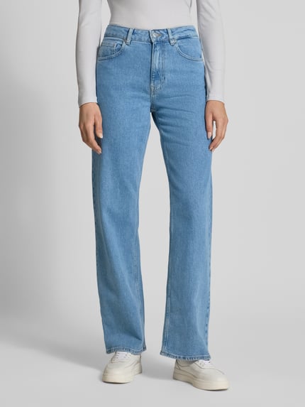 Frauenmodel trägt Wide Leg Jeans aus Baumwoll-Mix Modell 'WIDE BEA-KORI' von Selected Femme in hellblauem Denim, 5-Pocket-Design, Ganzkörperansicht von vorne.