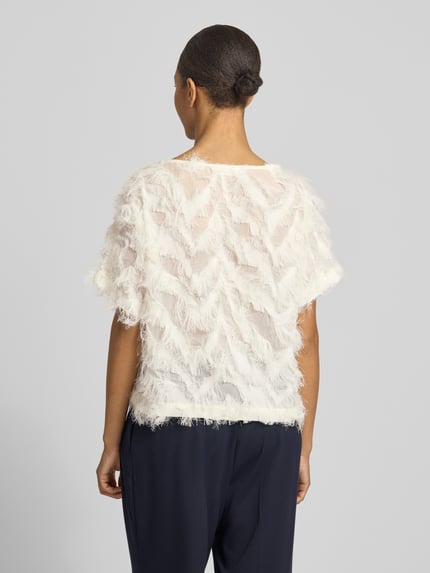 Frauenmodel trägt Relaxed Fit Bluse mit Fransen Modell 'MYLINE' von Selected Femme, Optik: Unifarben, semitransparenter Besatz, Ganzkörperansicht Rückansicht.