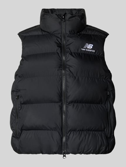 Produktfoto, Steppweste mit Reißverschlusstaschen Modell 'BOSTON' von NEW BALANCE in Schwarz, einfarbig mit Logo-Print, Stehkragen und Reißverschluss, sichtbare Nähte und Taschen, Cropped-Länge, aus dem Damenbekleidungsbereich