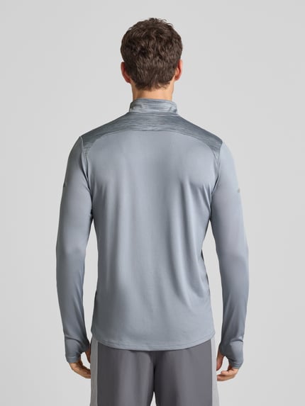 Männermodel trägt Sweatshirt mit Stehkragen von Under Armour in Grau mit Label-Print, Slim Fit, Rückenlänge 73 cm, Ärmellänge 72 cm, Ganzkörperansicht Rückansicht.